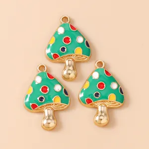 Tres colgantes de hongo verde con puntos de colores y acabado dorado para joyería DIY