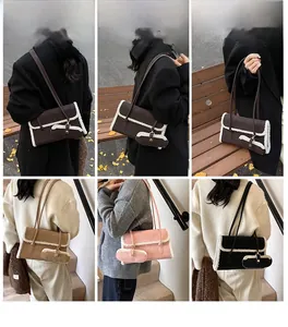 Détail du sac bandoulière en daim avec bordure en similicuir et mini pochette assortie