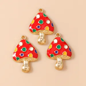 Tres colgantes de hongo dorados con esmalte rojo y lunares de colores para joyas