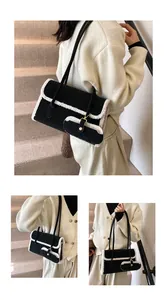 Détails du sac bandoulière noir avec bordure en peau lainée blanche et mini pochette assortie