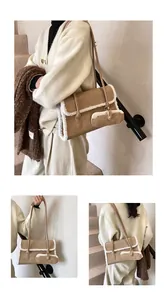 Détail du sac à bandoulière en daim camel avec bordure en fausse fourrure blanche et pochette