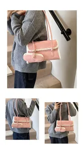 Gros plan du sac sous le bras rose en similicuir avec son petit porte-monnaie assorti