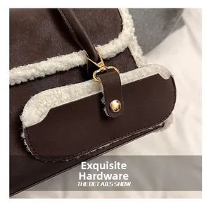 Détail des crochets en métal doré et des bordures en polaire douce sur un sac à main marron