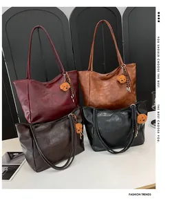 Dettaglio borse tote in pelle martellata nei colori bordeaux, caramello, caffè e nero