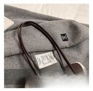 Détail de sac à main marron avec bordure en peau lainée blanche et fine bandoulière chic