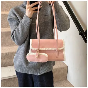 Sac sous le bras rose avec bordure en fausse fourrure blanche et petite pochette