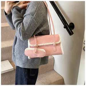 Vue détaillée du sac à main rose en suédine avec bordure en polaire blanche et mini pochette