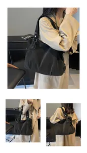 Vues détaillées d'un sac cabas noir en PU avec rivets sur un trench-coat beige élégant