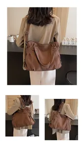 Détail du grand sac cabas en similicuir marron avec texture souple et large bandoulière