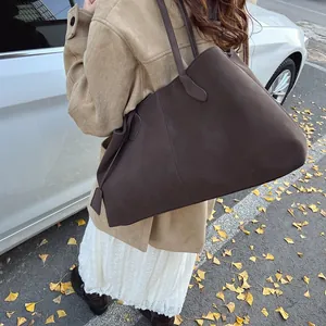 Grande borsa tote in pelle scamosciata marrone scuro con spalline sottili per l'autunno