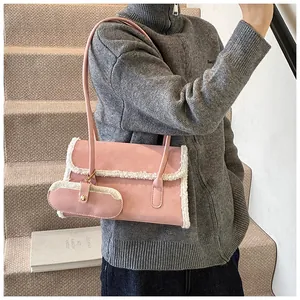 Détail du sac à bandoulière rose en similicuir avec bordure en sherpa et mini porte-monnaie