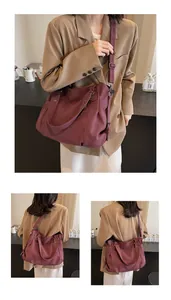 Détails du sac fourre-tout en cuir PU bordeaux avec texture souple et boucles métalliques