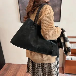Borsa tote in pelle scamosciata nera minimalista e capiente, perfetta per il lavoro