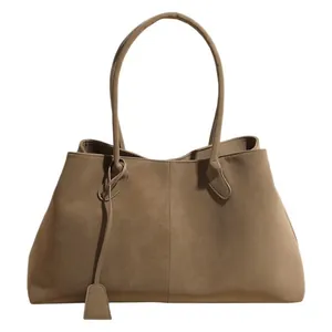 Grande borsa tote in pelle scamosciata marrone con doppi manici e ciondolo decorativo
