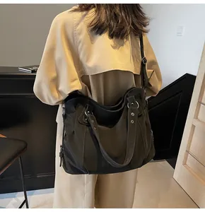 Détail du grand sac cabas vert olive avec texture plissée et large bandoulière