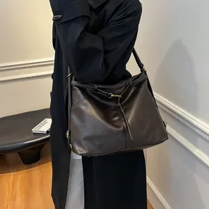 Vintage large capacity dark brown leather tote bag with metal clasp for daily commuting