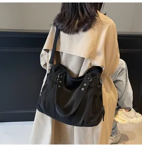 Grand sac fourre-tout noir avec clous argentés et bandoulière réglable pratique