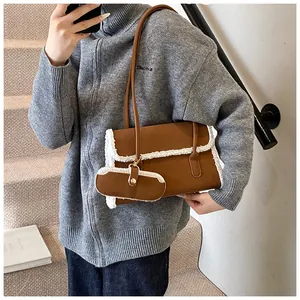 Sac sous le bras marron avec bordure en peau lainée et pochette assortie en scène de vie