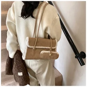 Détail du sac à bandoulière en daim kaki avec bordure en laine et mini porte-monnaie