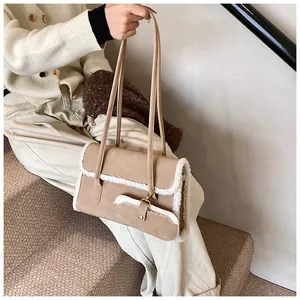 Détail du sac bandoulière en daim kaki avec bordure en peluche et mini pochette