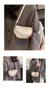 Detalle del bolso nube blanco crema con cadena de plata y cuentas de ámbar