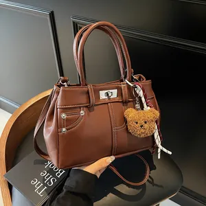 Sac à Bandoulière Vintage pour Femmes en Cuir PU Surpiqûres Contrastées Serrure Métallique Sac Décontracté Avec Charme d'Ours Écharpe