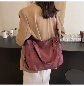 Détail du grand sac cabas bordeaux avec rivets argentés et bandoulière réglable