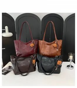 Borse tote vintage in bordeaux, marrone e nero con ciondoli a forma di orsetto peluche