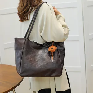 Borsa tote vintage marrone scuro con ciondolo a orsetto e logo TonTon sulla spalla