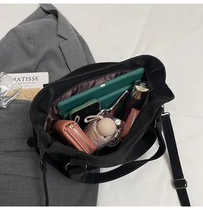 Vue du dessus du grand sac cabas noir montrant l'espace pour tablette et parapluie