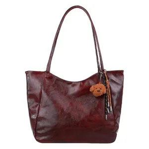 Borsa tote retrò bordeaux da donna con ciondolo a forma di orsetto e dettagli con nappe