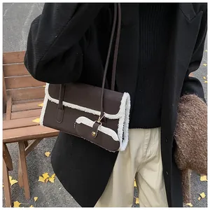Détail du sac rétro en cuir marron avec bordure en peau lainée blanche et pochette