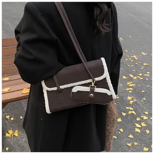 Sac à épaule marron avec bordure en fausse fourrure blanche et petite pochette en automne