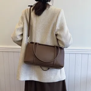 Braune Shopper-Tasche aus strukturiertem Leder mit silbernen Details für Damen