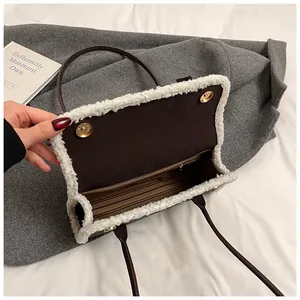 Vue détaillée de l'intérieur d'un sac en peluche marron avec fermoirs magnétiques