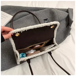 Vue détaillée de l'intérieur d'un sac marron avec bordure en fausse fourrure blanche