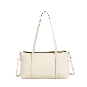 Minimalistische beige Shopper-Tasche aus Leder mit langen Trägern und silbernen Beschlägen
