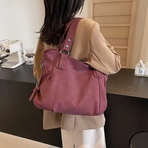 Grand sac fourre-tout plissé violet baie avec clous argentés porté par un mannequin