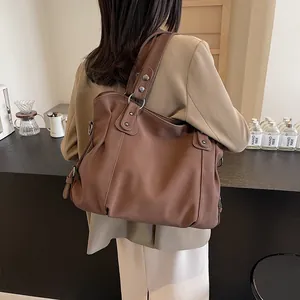 Grand sac cabas en cuir souple marron avec détails argentés pour femmes chic