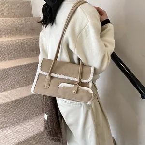 Sac sous le bras rétro en daim marron avec bordure en polaire blanche et mini pochette