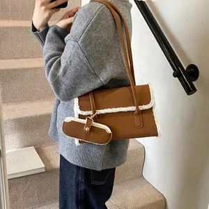 Sac sous le bras en cuir marron et fausse fourrure pour femme avec mini pochette et double sangle