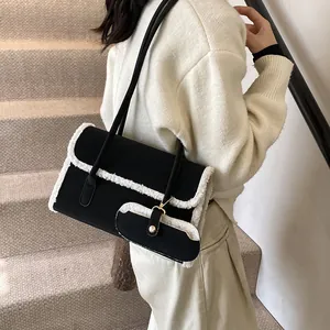Sac bandoulière rétro noir avec bordure en fausse fourrure blanche et mini pochette
