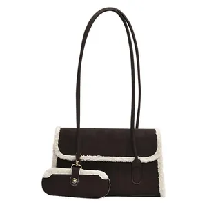 Sac sous le bras en daim marron avec bordure en polaire blanche et pochette assortie