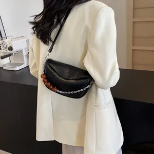 Bolso nube plisado negro con cadena de cuentas de ámbar y detalles plateados elegantes