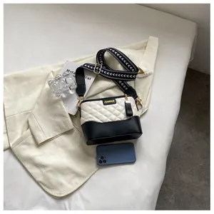 Sac seau matelassé bicolore avec bandoulière large vintage et motifs flèches