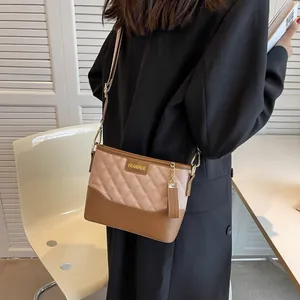 Sac seau matelassé bicolore beige et marron avec finitions dorées pour femme élégante