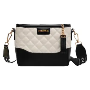 Sac seau bandoulière chic en cuir matelassé noir et blanc avec sangle géométrique