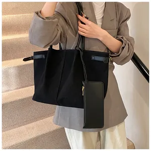 Grote zwarte shopper met bijpassend etui op de schouder voor dagelijks woon werkverkeer