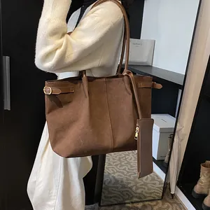 Grote donkerbruine shopper tas van mat suède met decoratieve gesp en extra zakje