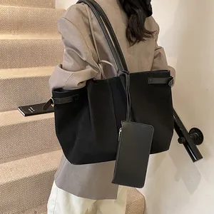 Minimalistische grote zwarte draagtas met bijpassende etui en matte suède textuur